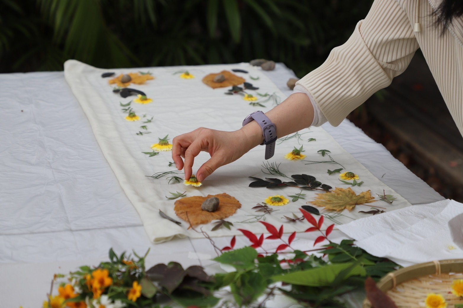 學員仔細排列花葉構圖